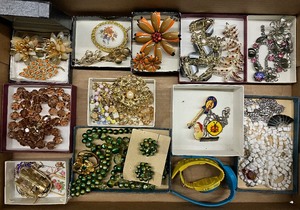 lot 174 image: Vintage Costume Jewelry Including Holiday