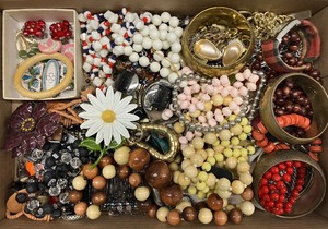 lot 182 image: Vintage Costume Jewelry Lot Brooches, Necklaces, Bracelets