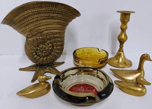 lot 190 image: Decorative Brass Lot Seashell Vase, Candleholder, Ducks