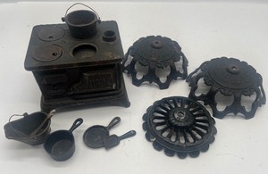 lot 151 image: Vintage Cast Iron Salesman Sample Stove and Cast Iron Lamp Parts