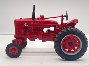 lot 33 image: Vintage Super M-TA Farmall Tractor Special Edition 116th Scale Die Cast