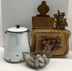 lot 23 image: Five Piece LOT - Vintage Sewing Box and Decor Lot