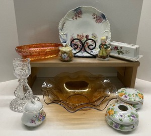 lot 79 image: Lot of Vintage Decor, Carnival Glass, Porcelain Dresser Set