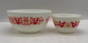 Two Vintage Pyrex Nesting Bowls Friendship Pattern 1 1/2 Pint and 2 1/2 Quart