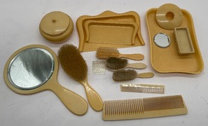 lot 145 image: Vintage Bakelite Celluloid Vanity Set 14 PC