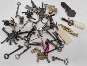 lot 151 image: Large Lot of Vintage Keys