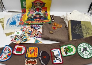 lot 156 image: Lot of Vintage Girl Scout Brownie Items Uniform, Badges, Books