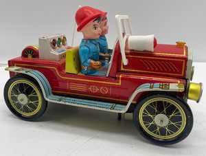 lot 162 image: Vintage 70s Fire Chief ME-699 Tin Litho Battery Operated Firetruck Toy