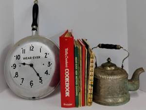 lot 137 image: Wear-Ever Vintage Wall Frying Pan Wall Clock and Cookbooks Lot