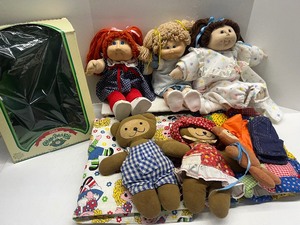lot 186 image: Vintage 1980s Cabbage Patch Kids CPK Dolls and Box LOT