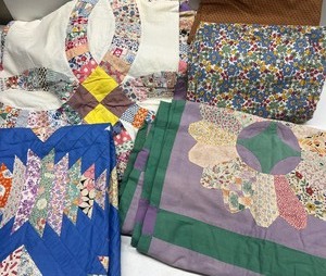 lot 95 image: Vintage Feed Sack Quilt Toppers and Feed Sack Material