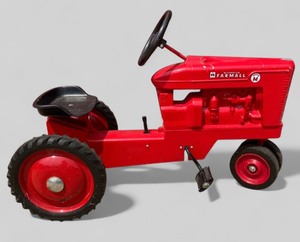 lot 6 image: Farmall M Narrow Front Pedal Tractor 1998