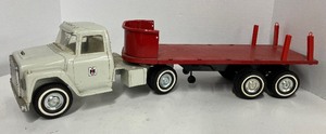 lot 195 image: Vintage ERTL International Loadstar Stake Semi Flatbed Toy  Truck Trailer Die Cast Metal