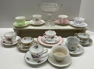 lot 30 image: Twenty-Four Piece LOT - Teacup and Saucers