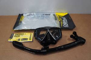 lot 207 image: Cressi Pano 4 Snorkel Set