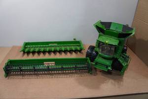 lot 258 image: Ertl John Deere Combine Tractor