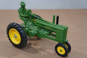 lot 261 image: Ertl John Deere 40th Anniversary Model Tractor