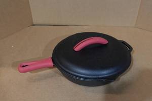 lot 14 image: Cuisinel Cast Iron Skillet with Handle and Lid
