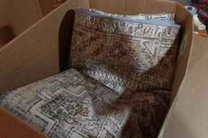lot 21 image: Large Washable Area Rug - 8x10