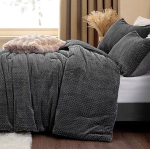 lot 138 image: King Size Comforter Set - Leaf Gray