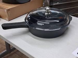 lot 843 image: Cast Iron Non-Stick 4.5-qt Fryer with Glass Lid - Kitchen HQ (in original packaging)