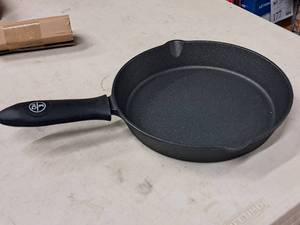 lot 849 image: 10 Cast Iron Skillet with Silicone Handle Grip - Kitchen HQ