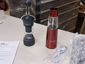 lot 880 image: Lot of (2) Kitchen HQ Assorted Grinder  Spice Mills
