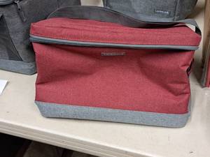 lot 897 image: Lock n Lock Insulated Food Carry Bag