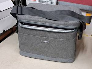 lot 896 image: Lock n Lock Insulated Food Carry Bag with (4) 11x9x2-12 Plastic Food Storage Containers with Lids