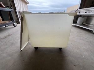 lot 152 image: Rolling Plastic Tote