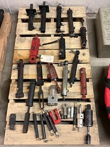 lot 208 image: Hydraulic Rams & Fittings  Assorted Lot
