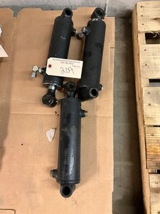 lot 209 image: Hydraulic Rams  Set of 3