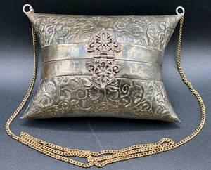 lot 7 image: Vintage Silver Pillow Purse