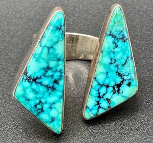 lot 43 image: Split Triangular Turquoise .925 Sterling Silver Ring - Size 10