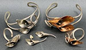 lot 116 image: Stuart Nye .925 Sterling SIlver Calla Lily Cuff Bracelets, Earrings and 2 Rings