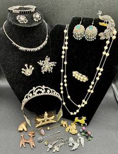 lot 140 image: Collection of Bling Costume Jewelry