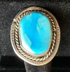 lot 51 image: Oval Turquoise Wire Twist Border .925 Sterling Silver Ring - Size 11