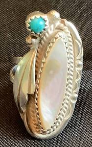 lot 86 image: Mother of Pearl .925 Sterling Silver Ring with Green Turquoise - Size 5