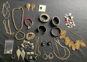 lot 139 image: Collection of Gold and Silver Toned Jewelry