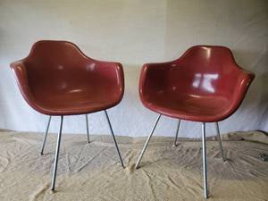 Set of 2 Vintage Krueger  Fiberglass Chairs in Good Condition seats will need to be attached to base