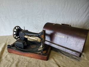 lot 16 image: Gorgeous Vintage Singer Sewing Machine