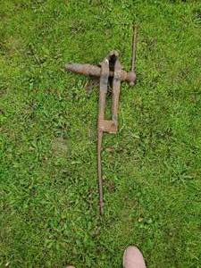 lot 39 image: Vintage Blacksmith Post Leg Vise