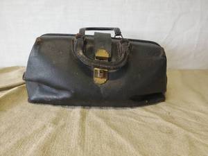 lot 54 image: Vintage Drs Bag in Good condition for Display DR WW Key
