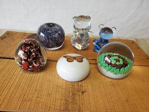 lot 56 image: Various Vintage Papper Weights Golden Crown and others with Fenton Glass Bear