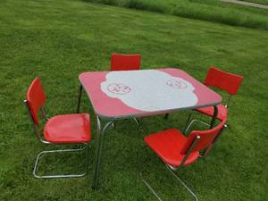 lot 62 image: AWESOME Vintage Table with Vintage Howell metal chairs in a vibrant red  This is a GREAT Set