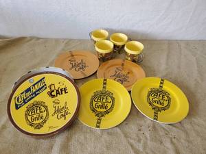 lot 99 image: Vintage Ideal Caf Grille Plates in original Box, and set of 4 Vintage West Bend Thermoserve Coffee Cups
