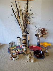 lot 124 image: Misc Vintage Dcor Lot Funny Cow Dcor, Brazil, Made in USA, Enesco and More