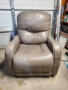 lot 153 image: Leather Elesctric Recliner In working condition
