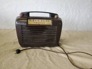 lot 75 image: Vintage Crosley Radio Plugged in and Powered up