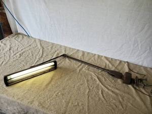 lot 77 image: Vintage Extending Clamp on light  Working Condititon